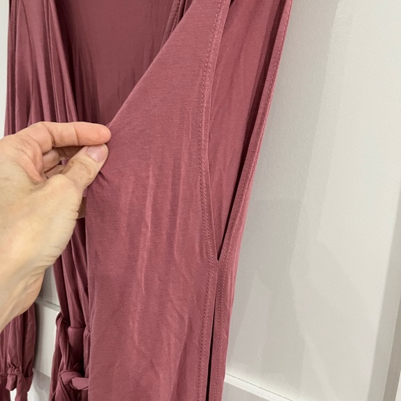 Lulu's Dusty Rose Long Sleeve Short Romper with Arm Slits and Pockets Size S - Picture 6 of 7